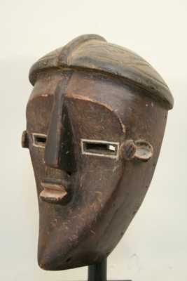 Lwalwa(masque), d`afrique : république dém. du Congo., statuette Lwalwa(masque), masque ancien africain Lwalwa(masque), art du république dém. du Congo. - Art Africain, collection privées Belgique. Statue africaine de la tribu des Lwalwa(masque), provenant du république dém. du Congo., 988.Masque NKAKI Lwalwa h.32cm.xL 21cm.très bonne qualité.Masque en bois,souvent peint avec la seve rouge du mukala,et occasionnelement noirçi avec de la fumée  ou de la teinture.Ils sont utilisés dans les dances Bangongo pour tranquiliser les esprits ,aussi pour favoriser les chasses et pour initier la société de dance Bangongo.Il dance uniquement la nuit.Parfois il dance aussi pour les funérailles de haut dignitaires. 1ère moitié du 20eme sc.(Minga)

Lwalwa masker NKAKI 32cmh.x 21cmb.Mooi masker in hout, geverfd met het rood sap van de Makula en soms zwart gerookt of geverfd.Ze worden gebruikt met de Bangongo dansen om de geesten te bedaren,goede jachten te maken en om de bangongo societeit te leren dansen.Het masker danst alleen s